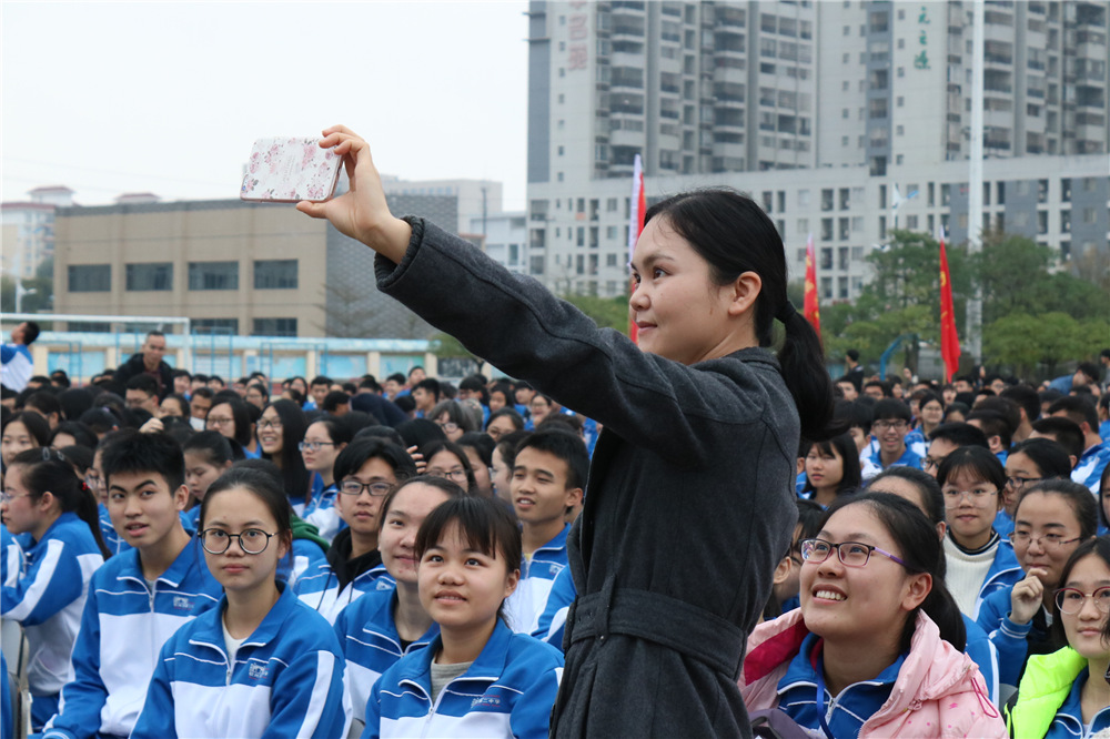 我校隆重举行2018届高考百日誓师大会暨十八岁成人仪式(图片版1)