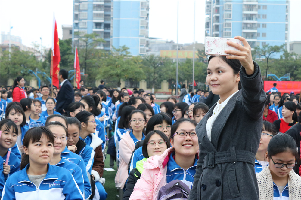 我校隆重举行2018届高考百日誓师大会暨十八岁成人仪式(图片版1)