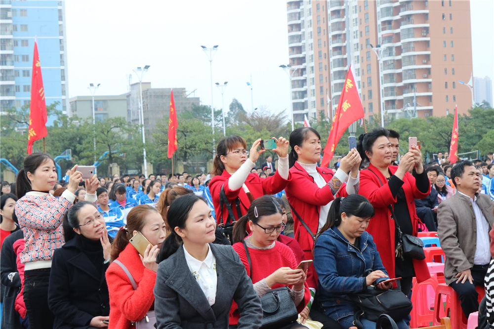 我校隆重举行2018届高考百日誓师大会暨十八岁成人仪式(图片版1)