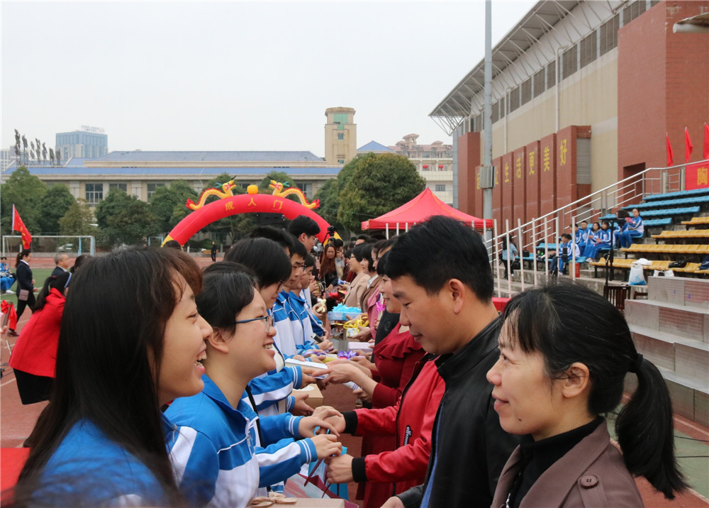 我校隆重举行2018届高考百日誓师大会暨十八岁成人仪式(图片版1)