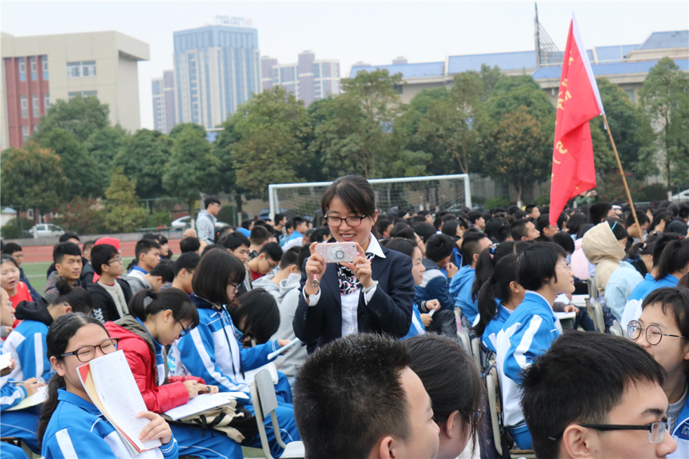 我校隆重举行2018届高考百日誓师大会暨十八岁成人仪式(图片版1)