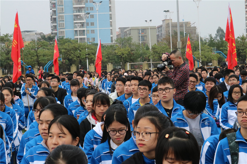 我校隆重举行2018届高考百日誓师大会暨十八岁成人仪式(图片版1)