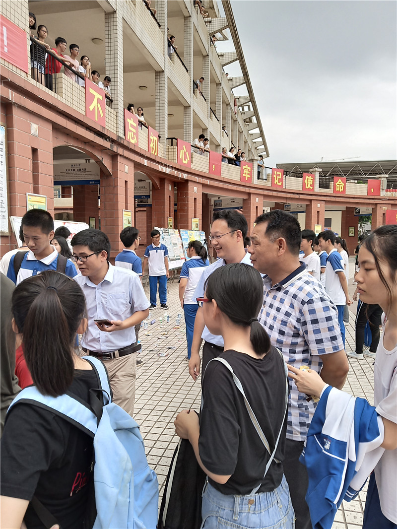 打造品牌社团  建设魅力校园 ——钦州二中团委隆重举行第十届校园社团文化节