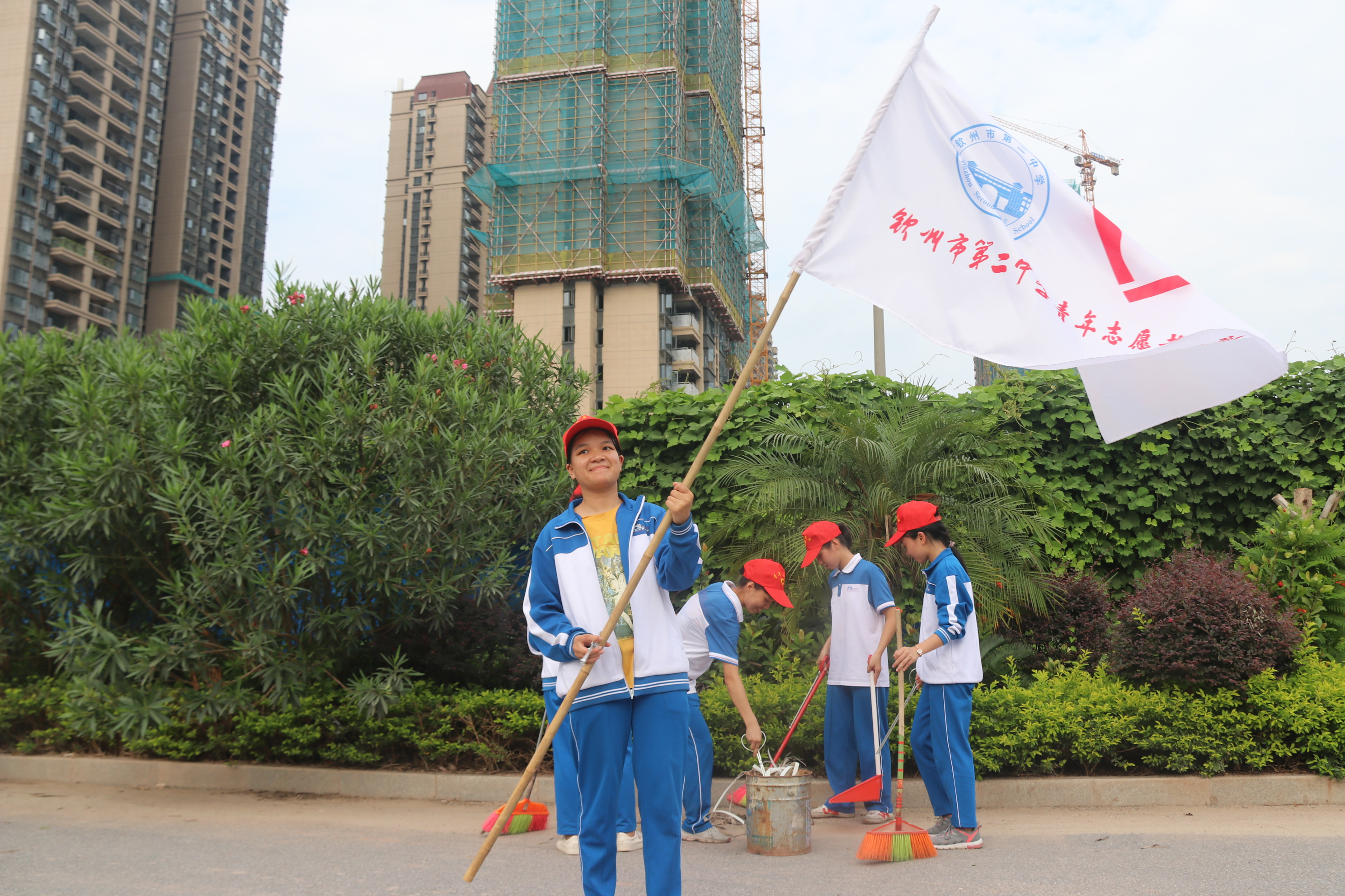 保护母亲河，创建文明城 ———钦州二中志愿者在行动