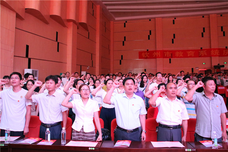 我校王伟名、刘超鹏老师获钦州市直教育系统“最美园丁先锋”殊荣