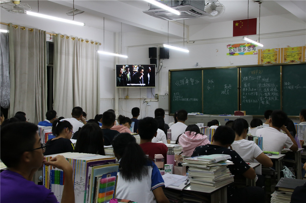 我校组织全体教职员工和学生观看禁毒教育电影《缉毒警》