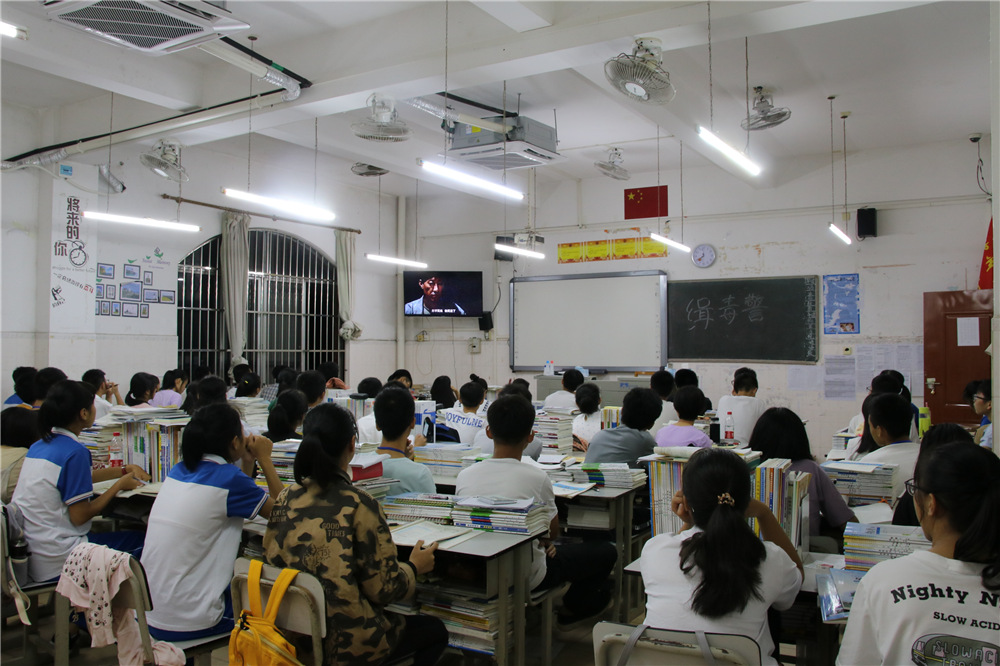 我校组织全体教职员工和学生观看禁毒教育电影《缉毒警》