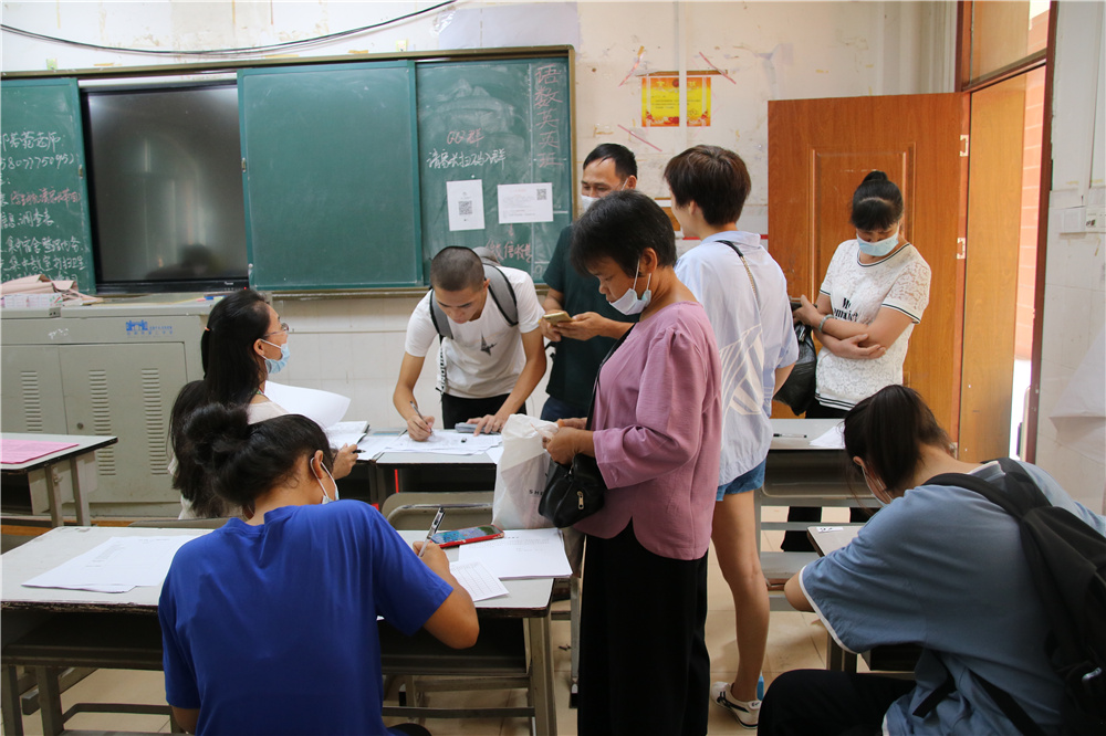 今日二中学子，明朝国家栋梁------钦州二中热烈欢迎高一新生报到