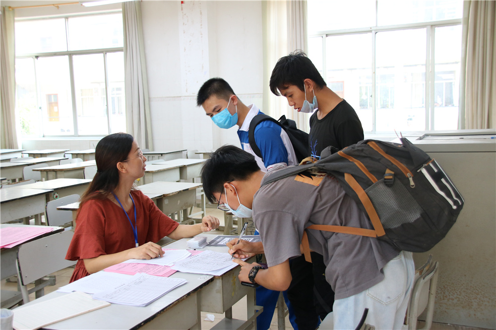 今日二中学子，明朝国家栋梁------钦州二中热烈欢迎高一新生报到