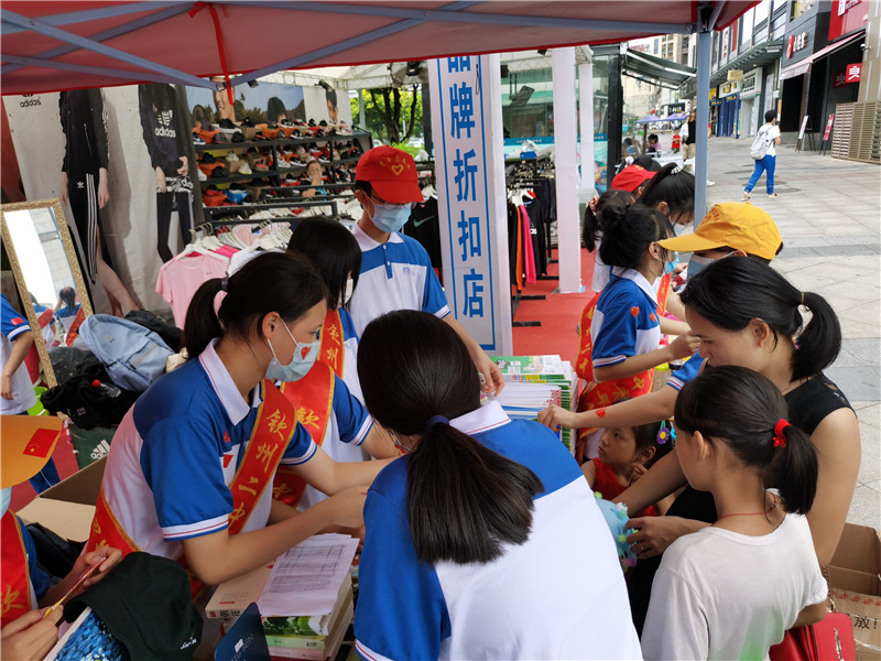 传递爱心  共建文明 ——钦州二中举行“学雷锋”志愿服务活动暨国庆爱心义卖活动