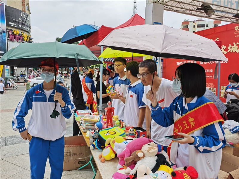 传递爱心  共建文明 ——钦州二中举行“学雷锋”志愿服务活动暨国庆爱心义卖活动