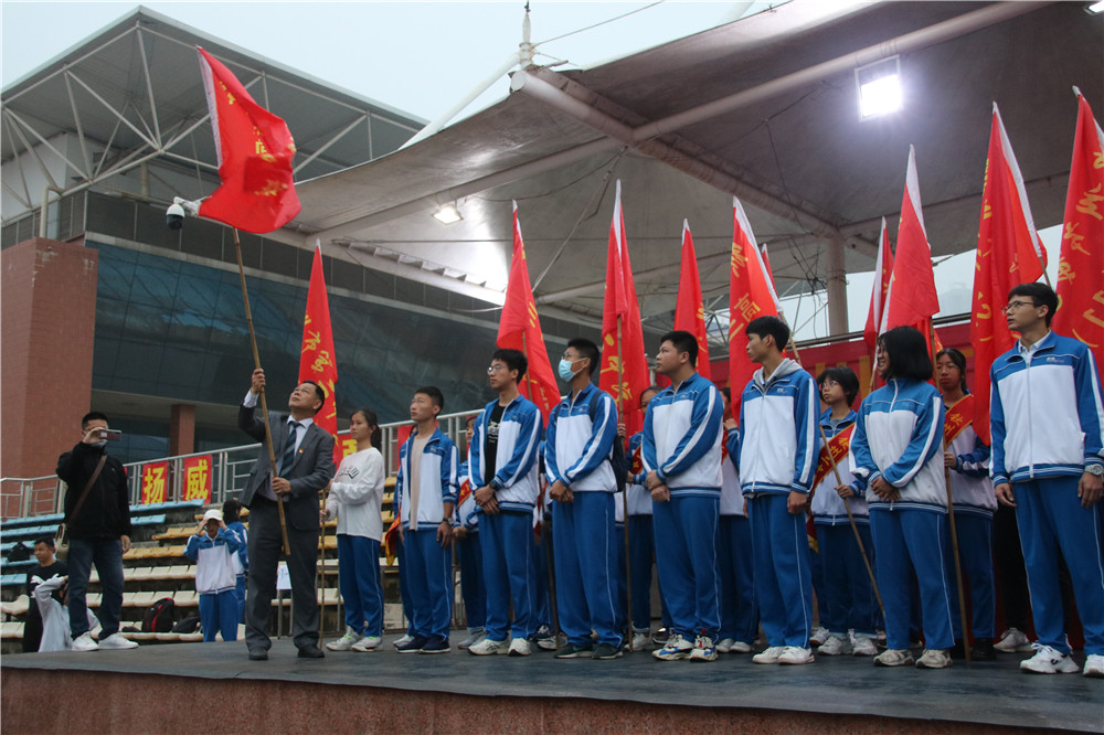 青春远足，挑战自我------我校高三学生进行远足活动