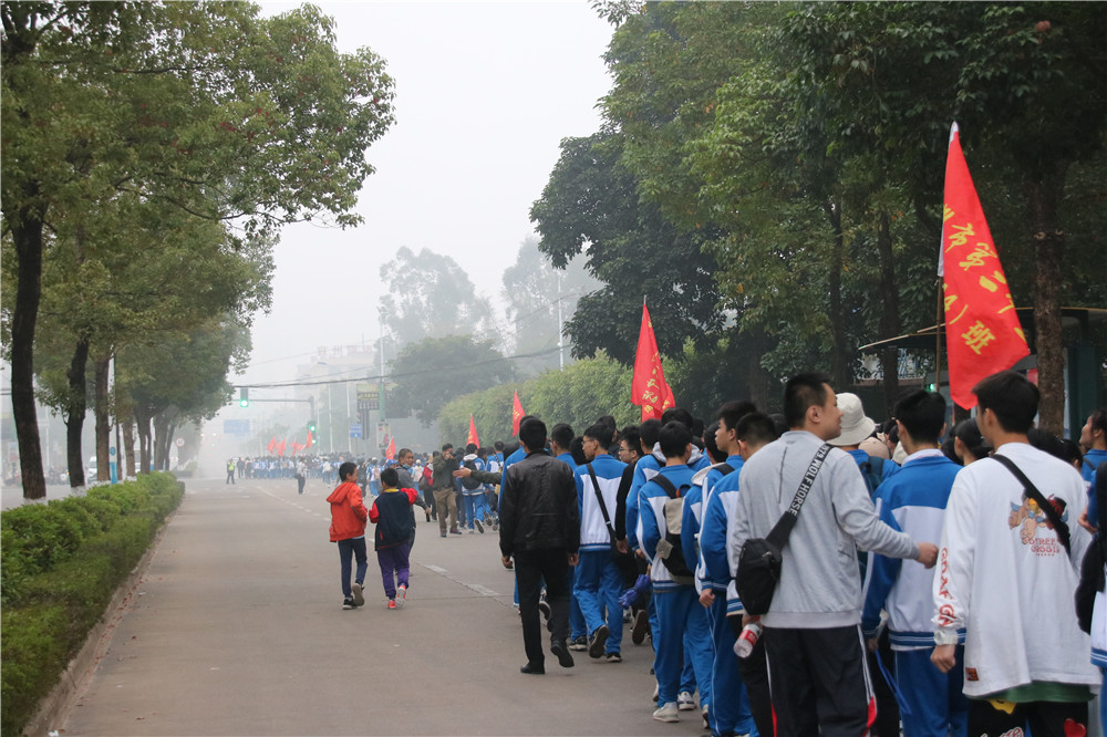 青春远足，挑战自我------我校高三学生进行远足活动