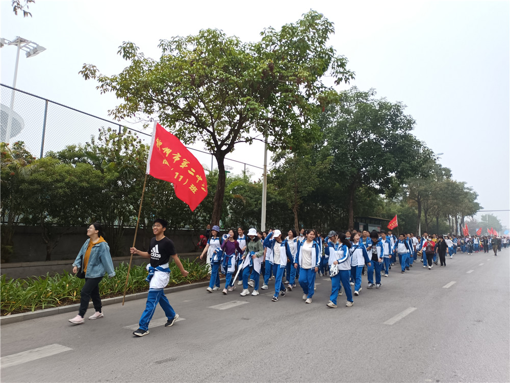 青春远足，挑战自我------我校高三学生进行远足活动