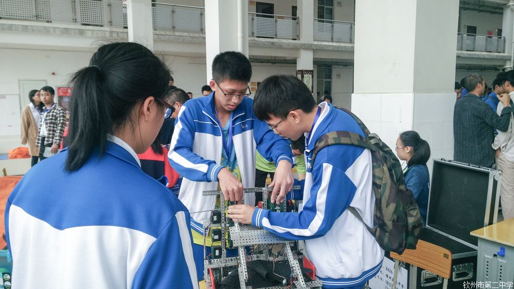 钦州二中勇夺2017年广西中小学电脑机器人竞赛亚军